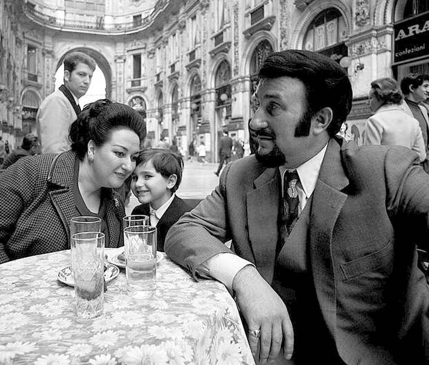 Монтсеррат Кабалье с мужем и сыном в Милане. 1971 год. Фото Википедия. 