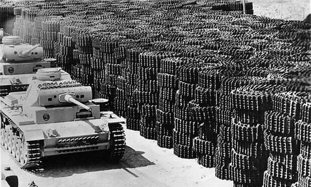 Немецкий танк Panzer III покидает производственный завод. 1942 г.