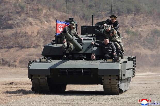 Ким Чен Ын с дочерью прокатился на танке