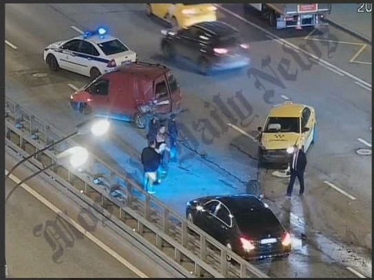Авария с тремя машинами произошла вблизи станции метро «Октябрьское Поле»