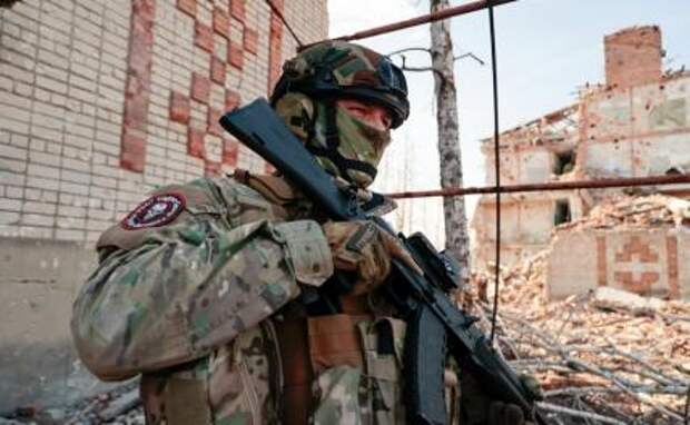 На фото: боец ЧВК "Вагнер" в Артемовске/Бахмуте