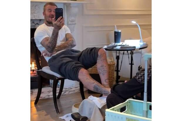 Виктория Бекхэм показала фото мужа с педикюра