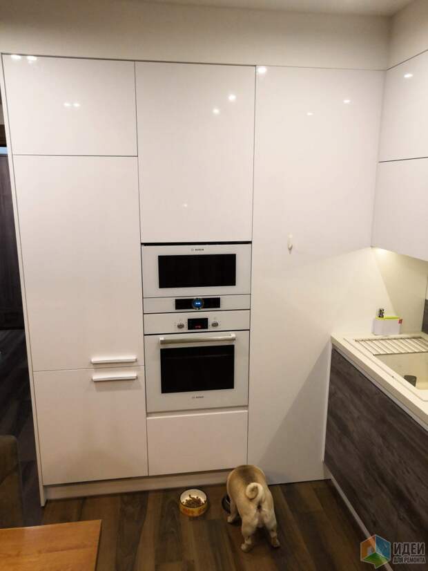 Белая кухня  с телевизором - минимализм с элементами лофт