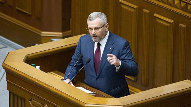 Депутат фракции Оппозиционный блок Александр Вилкул на заседании Верховной рады Украины