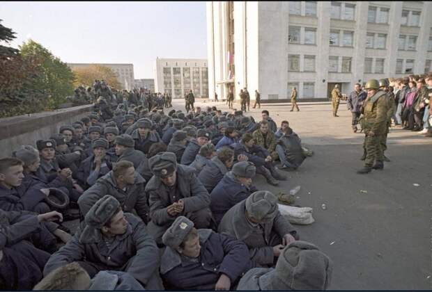 Арестованные милиционеры из охраны Верховного Совета, Москва, 4 октября 1993 года история, классика, фото