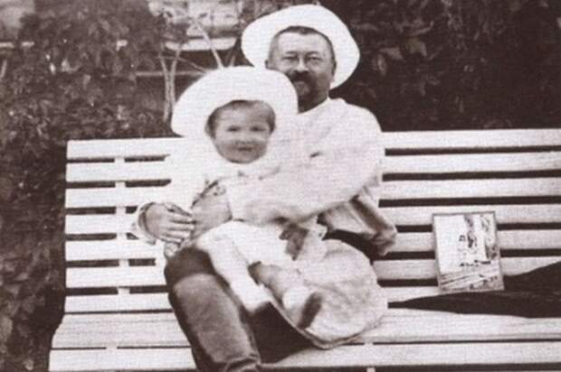 Savva_Morozov_with_son_Savva-676x450.jpg