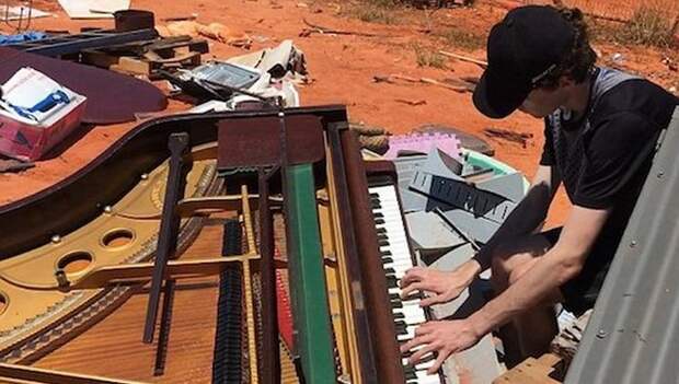 В Австралии нашли детский рояль.