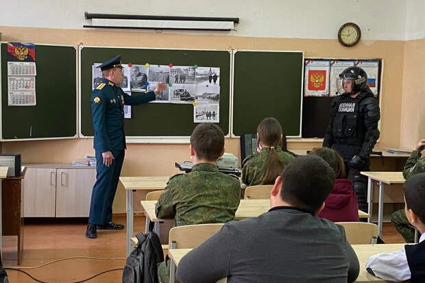 Военные полицейские ЦВО провели уроки мужества для чебаркульских школьников в преддверии Дня Победы