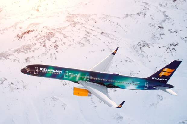 3. Icelandair — исландская авиакомпания, а Исландия славится красивейшим северным сиянием, поэтому симбиоз этих двух составляющих был предопределен Авиаперелеты, авиакомпании, дизайнерские самолеты, красиво, самолеты, стильные, фото