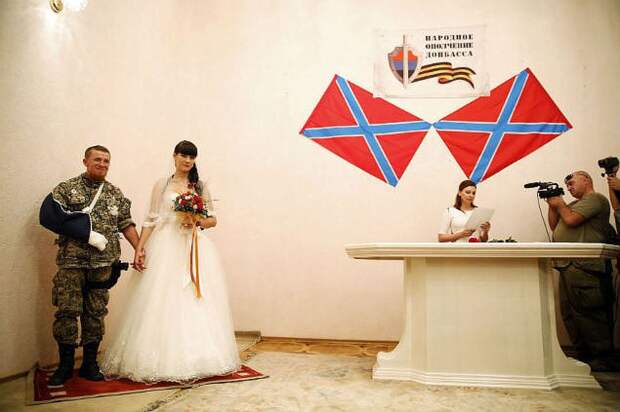 Два года назад ополченец женился. Фото: REUTERS