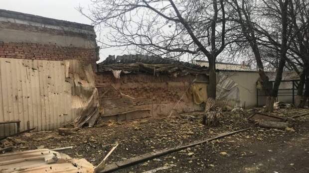 Разбитые машины и рухнувшие дома: фоторепортаж из центра Донецка