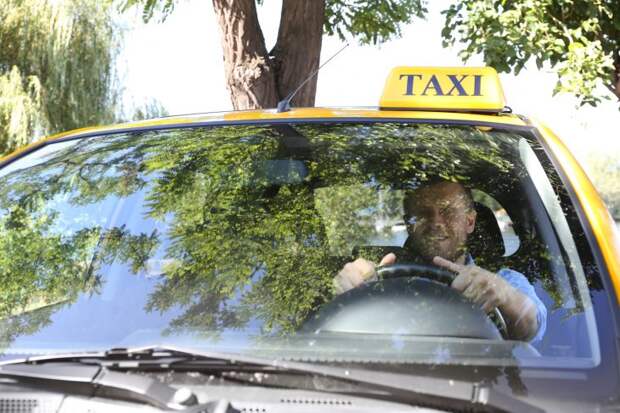 Этот таксист придумал отличный способ троллить нерадивых пешеходов!