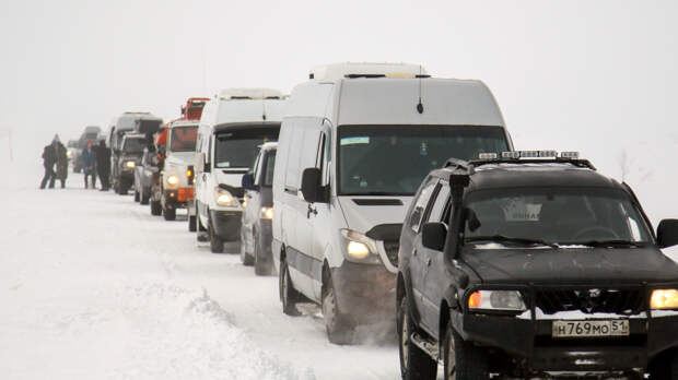 В снежном плену: сотни туристов застряли в Териберке из-за метели