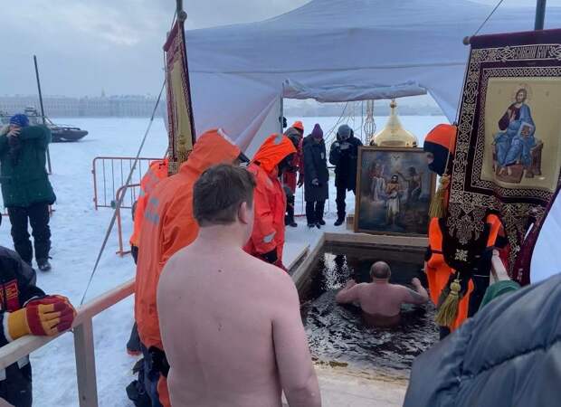 В Петербурге 14% горожан планируют нырнуть в прорубь на Крещение