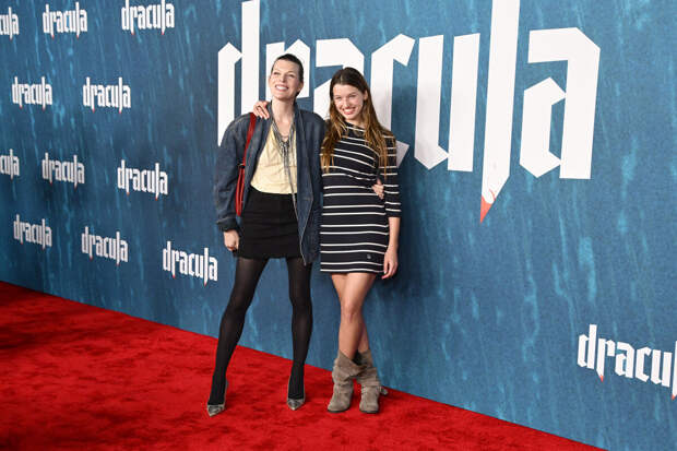 Актриса Милла Йовович в мини-юбке снялась с дочерью Эвер