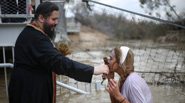 Великий чин освящения воды прошел в канун Крещения на Западном берегу реки Иордан