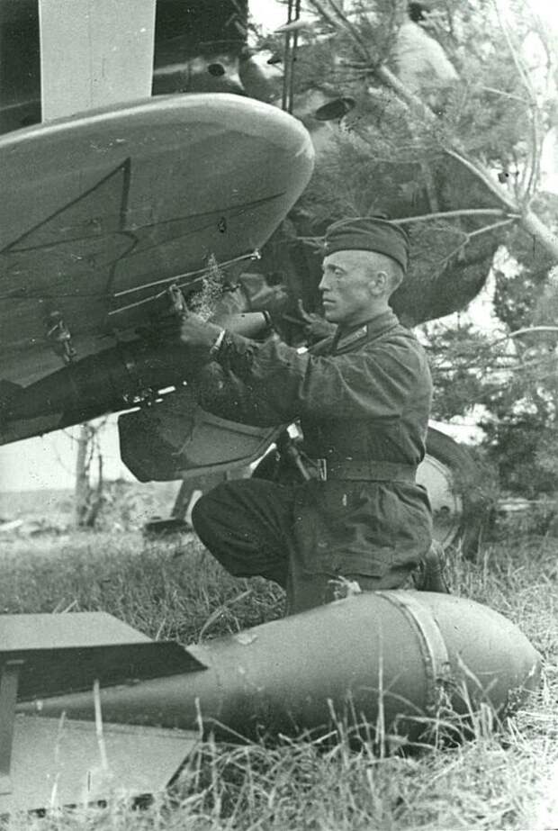 Техник Николай Крылов подвешивает боеприпасы под крыло истребителя И-153 «Чайка», июль 1941 года. В норме самолет для штурмовки вооружали парой ФАБ-50М/ФАБ-50 и парой АО-25. В ряде случаев применялось комбинированное вооружение: пара бомб ФАБ-50М и четыре РС-82 / ©Wikimedia Commons
