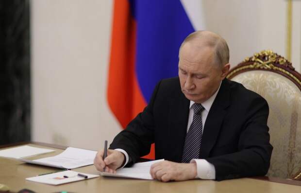 Путин утвердил поручения по поддержке многодетных семей и улучшения демографии