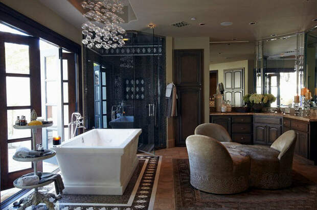 Просторная ванная комната, которая вобрала в себя элементы арабского и классического стиля.
