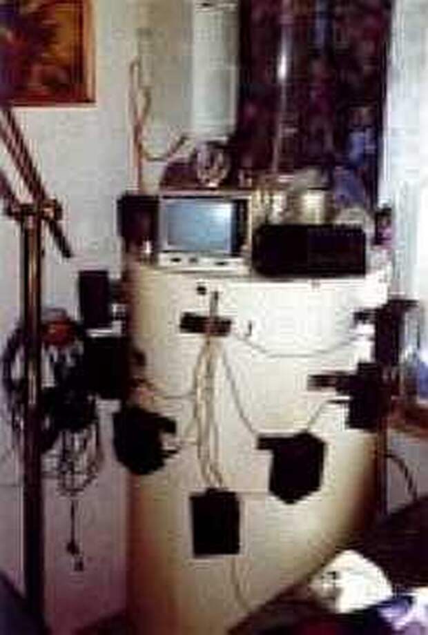 Устройство MEZA для трансконтактов, представляющее собой набор радиоприемников, настроенных на фиксированные частоты и размещенных внутри металлического циллиндра определенной высоты и диаметра.    Динамики  подсоединены к приемникам и выведены наружу. Описание и размеры циллиндра были переданы Свен Сальтер при контакте.