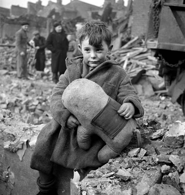 Потерявшийся ребенок со своей игрушкой, Лондон, 1945 год.