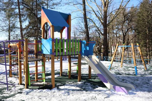 В поселке Каменномостском по программе инициативного бюджетирования обустроена новая детская площадка