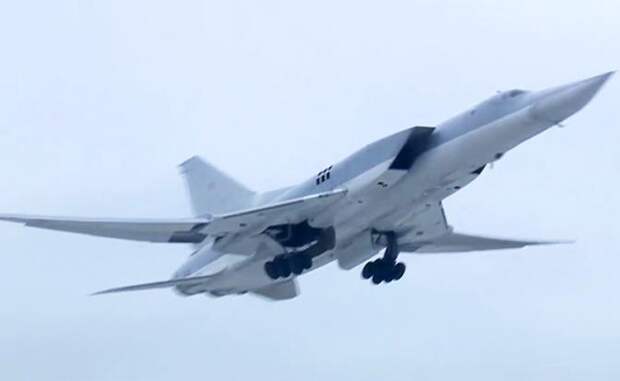 На фото: бомбардировщик Ту-22М3 ВКС России