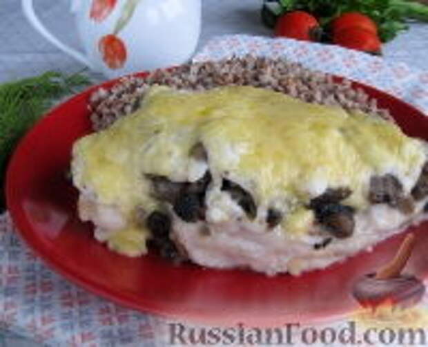 Фото к рецепту: Куриная грудка, запеченная с грибами и сыром