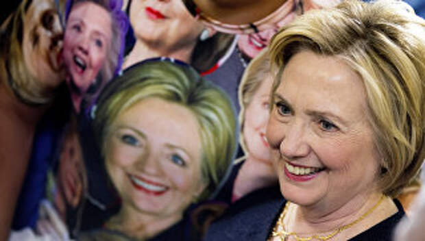 Кандидат в президенты США от Демократической партии Хиллари Клинтон фотографируется со своим сторонником в штате Огайо