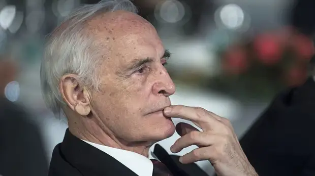 «Победа» подарит Лановому билеты после инцидента с рейсом