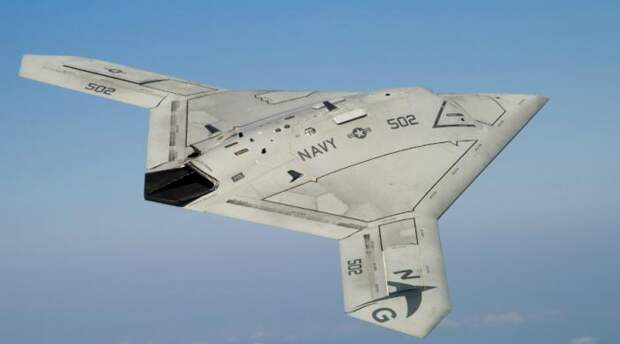 Northrop Grumman X-47BС Детище американских гениев из знаменитой Northrop Grumman. Боевой БПЛА второго поколения способен совершать взлет и посадку вообще без оператора, только при помощи бортового компьютера. Крылья оснащены ракетными установками, которыми управляет уже человек с земли.