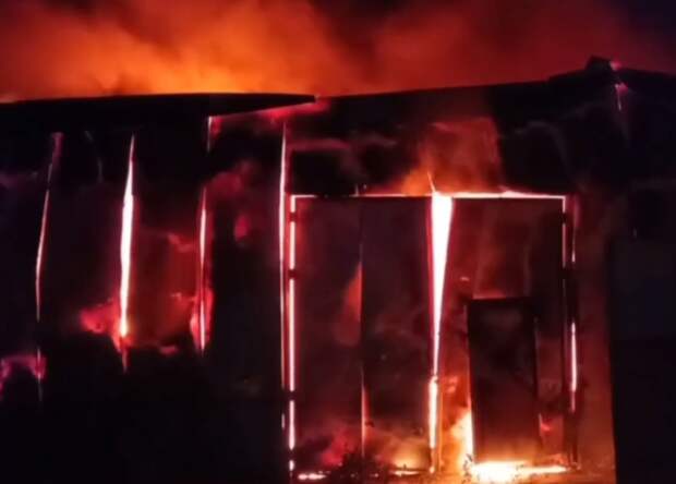 Мужчина пострадал при крупном пожаре на станции техобслуживания в Саратове