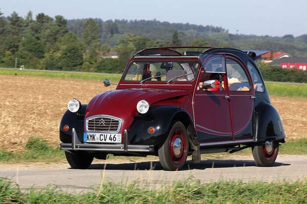 Главными плюсами Citroen 2CV 1949 стали простота конструкции и дешевизна/ Фото: wikimedia.org