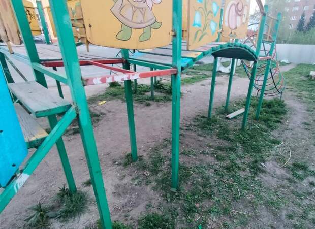 В Новосибирске возбудили уголовное дело после падения ребёнка на детской площадке