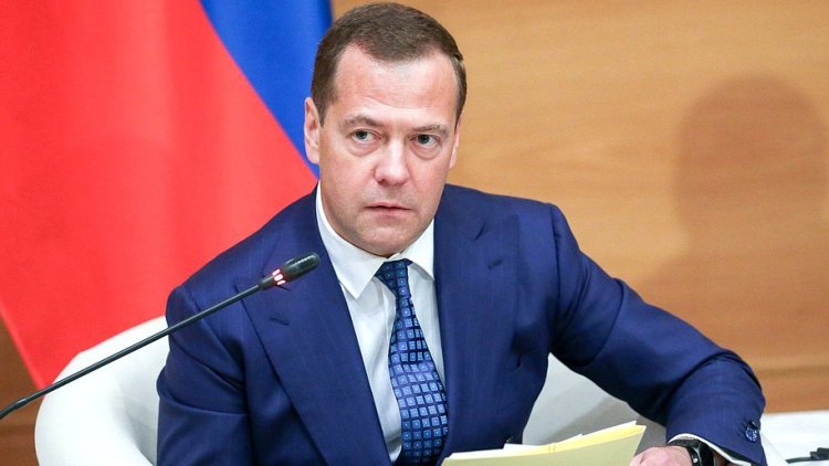 Медведев подписал постановление об ограничении продажи непищевой продукции с содержанием спирта