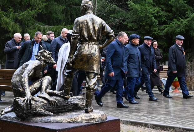 «Нам надо понять, что мы успеваем сделать к 150-летию Тукая. 10 лет пролетит - не заметишь»: Минниханов встретился с «мастерами культуры»