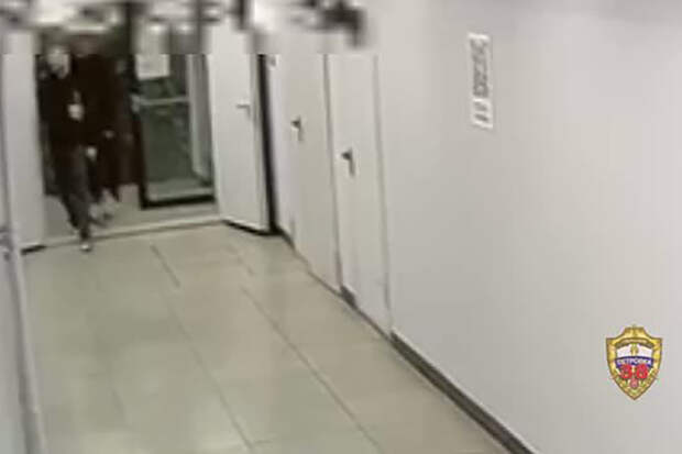 Напавший на криптообменник в Москве грабитель с застенчивой улыбкой попал на видео