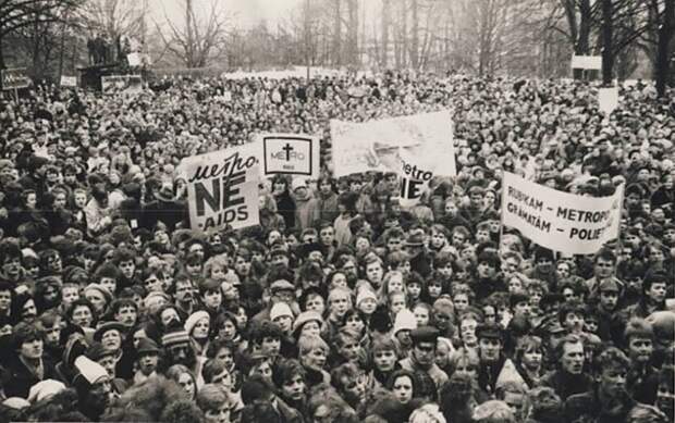 Митинг против строительства метро, которое сравнивается на плакатах с могилой и СПИДом. Рига, 1988 год