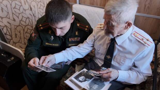 В Екатеринбурге бойцы ЦВО навестили ветерана Суворова перед 23 февраля