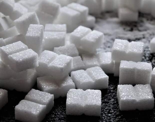 Абрамченко поручила подготовить меры по сдерживанию цен на сахар и масло