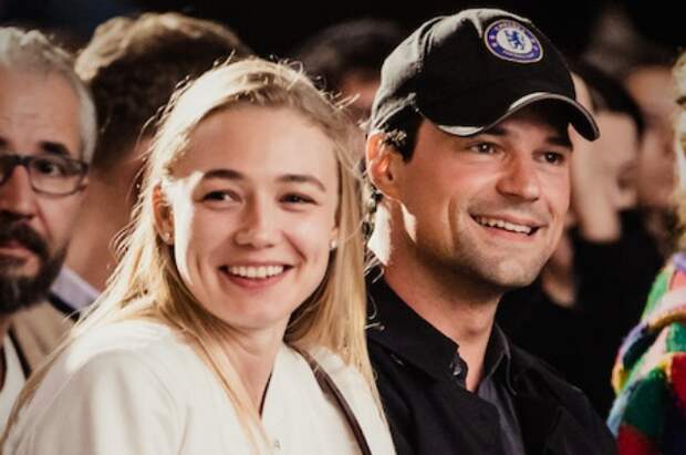 «Есть что скрывать?» – Акиньшина на публике таинственно прикрыла живот