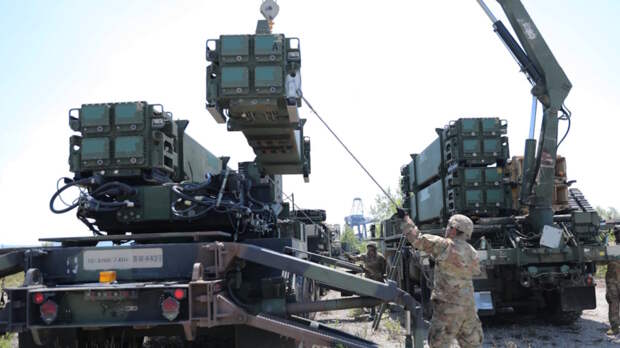 США приостановили поставки вооружений на Украину