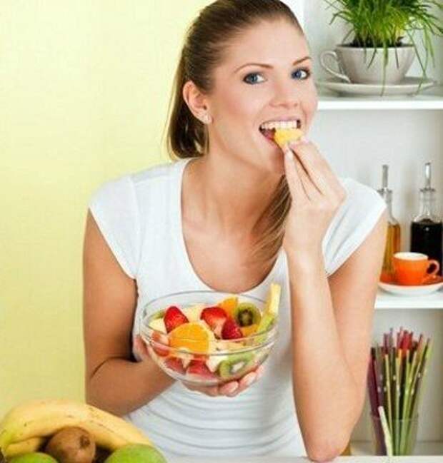 Почему быстро наедаешься. Девушка ест фрукты. Медленное питание. Девушка ест кукурузу. Фото кушайте на здоровье.