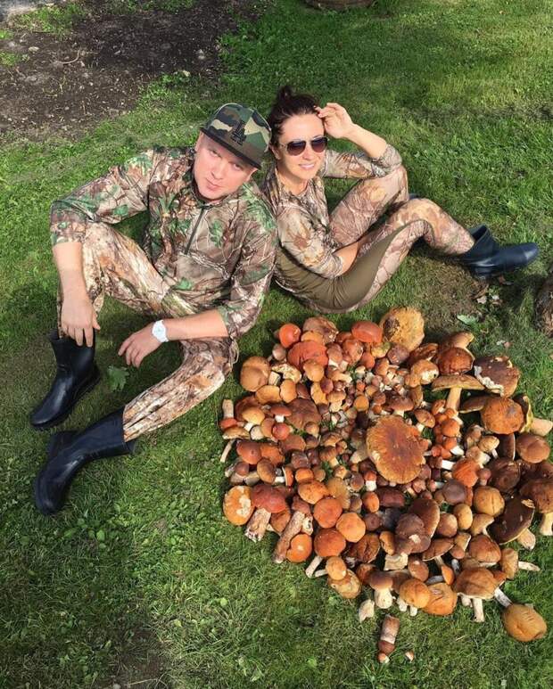 Актер Сергей Светлаков с супругой и их грибной урожай грибы, знаменитости, лес, осень