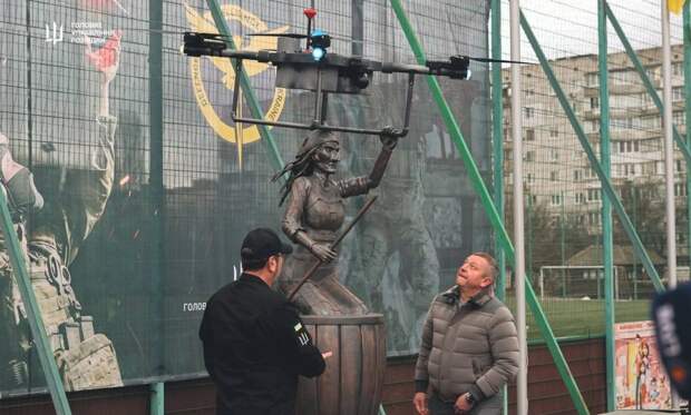 «Историю подменили суррогатом»: Киевский режим потратил деньги украинцев на статую Бабы-Яги с беспилотником
