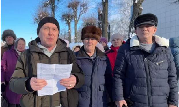 Люди требуют оставить больницу в покое. Скрин видео