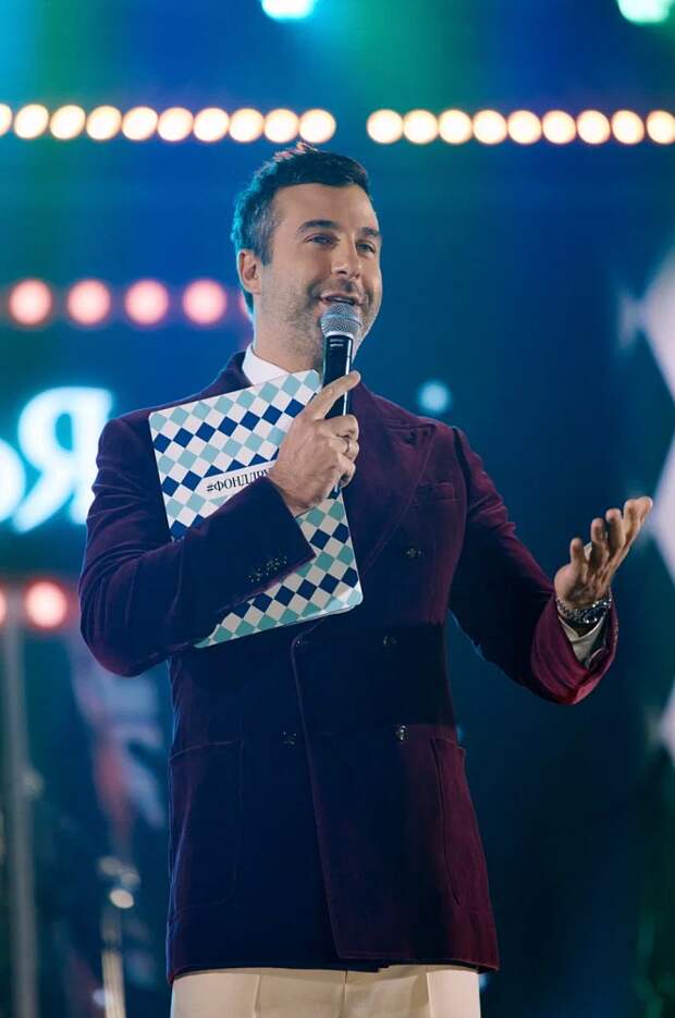 Ёлка первая: Иван Ургант, Мария Миронова и Ксения Собчак