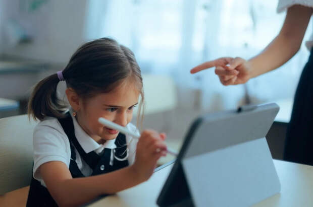 Тень двойки. Ученые выяснили, почему опасно ругать детей за плохие оценки