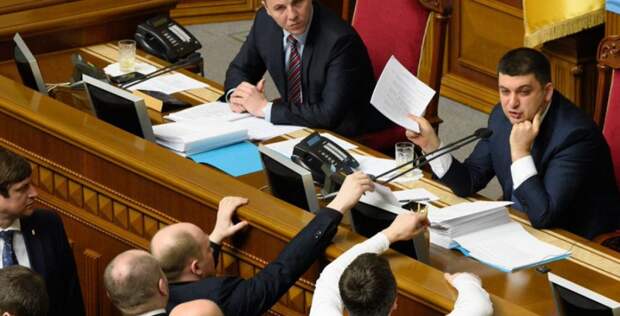 Зеленский подписал законы о продлении военного положения и мобилизации