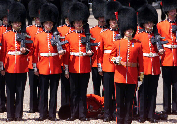 Член Колдстримского гвардейского полка не выдержал стояния в такой шапке на жаре